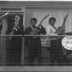 THE BLUE JEANS Foto gemaakt op het balkon van het nieuwe huis van de familie Legand in Breda Noord. vlnr: Rein Klooster - Jac Bastiaansen - Ruud Stormer - ? (git.) - Paul Legand