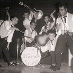 THE ROYAL STRINGS: vlnr: Karel Panhuizen, Bertrand Lefebre, Fons Velduis, René Lefebre (drums), Frans Lefebre, Leo Lefebre, Dick ? (zang) 