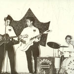 THE HAP CATS ca. 1956-1957 vlnr: Bert Silooy - Vic Boekholt - Rob Boekholt - Cor van Mourik. Op het drumstel van Cor van Mourik (invaller voor Henk Greven) staat nog The Royal Hap Cats