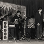 The Hellas Rangers Tiel ca. 1964) vlnr: Rob Stecher (ritme), Ron Nützmann (gitaar), Eric Nützmann (gitaar), Victor Stecher (zang) en Rob Jansen (drums).