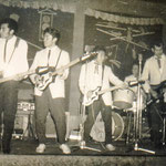 THE HOT STRINGS in Bernhards Eck, Hanau 1961. vlnr: Eddy Lemmers, Albert van Haasen, Willy van Haasen, Karel van Broekhuyzen en Ronny Keyner