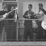 THE BLUE JEANS Foto gemaakt op het balkon van het nieuwe huis van de familie Legand in Breda Noord. vlnr: Rein Klooster - Jac Bastiaansen - Ruud Stormer - ? (git.) - Paul Legand