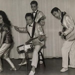 The Dragons ca. 1963 vlnr: Carol Tan-van Kerkvoorden (gitaar/zang), Harry Tan (drums), ? (gitaar) en Raymond Tan (bas) 