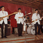 CONRAD & THE HURRICANE STRINGS at The Bandbox Club, Montclair, California 1963 vlnr: Don Sigarlaki - Ed Sigarlaki - Conrad Couwenberg - Pat Couwenberg