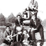 THE BLACK ACES (1965-1966) vlnr: Boy Kneefel, Daan Nolten, Edu Wilten, Ronny Donkers. Liggend: Willem van Meegen. Boven: Harry Noordhof (RIP).