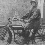 Schilling Maria in den 20er Jahren auf einem Motorrad der ersten Generation