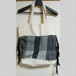 余った布を縫い付けただけのバッグ。こんなに簡単なのでも、なんとなく自分で織って仕立てると特別感があります。
