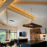 Lichtkonzept in Esszimmer und Küche; indirektes Licht, LED-Balken an Decke, rustikale Hängelampe mit Spots, Inzing