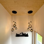 Lässige, moderne LED Hängeleuchten in Stiegenhaus, Neubau, Inzing