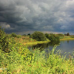 Dreigende wolken boven natuurgebied De Kraanlanden bij de Veenhoop.