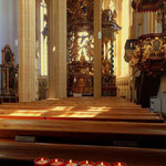 Andacht in der Wallfahrtskirche, Kerzen wurden entzündet