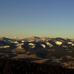 ....-Blick vom Hochlantsch (links) bis zum Fürstenkogel mit den Windrädern (rechts)....