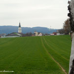 ....Blick vom Friedhof in Richtung Kirche.