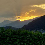 ....nun senkt sich die Sonne hinter den Bergen, einmal schauen was der Morgen bringt...