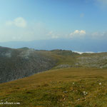 vom Gipfel ein Blick auf den Grieskogel - 2148 m (links) und die Kahlwandspitze (rechts)