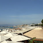 ...Strand und Restaurant an der berühmten Croisette in Cannes