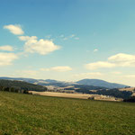 ein Blick ins Almenland, hier sieht man in der Ferne St. Kathrein am Offenegg