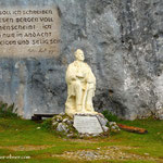 ...beim Peter Rosegger Denkmal, führt der Weg links zum Gipfel und rechts zum Friedenskircherl.... 