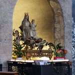 ...in der Kirche ein schöner Altar...