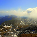 Tiefblick zum Plateau, dahin wo die Wanderer mit dem "Salamander" auf den Berg kommen