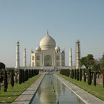 Das berühmteste Kulturdenkmal Indiens und eines der bekanntesten Gebäude der Welt: Der Taj Mahal in Agra. Mehr Bilder in den Galerien Indien I - IV