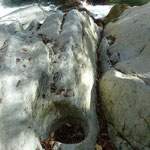 une marmite: cuvette creusée par l'érosion due à une pierre, dans un rocher au pied d'une cascade ou dans des rapides