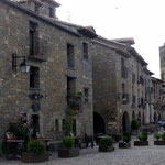 La Plaza Mayor, vaste place trapézoïdale bordée de deux rangées de maisons à arcade des XIIè et XIIIè siècles.