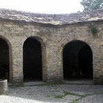 Le cloître construit aux XIIè et XIVè siècle. Ses caractéristiques s'adaptent d'une manière parfaite dans le petit espace disponible.