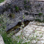 Fontaine et abreuvoir restaurés et entretenus par les anciens villageois.
