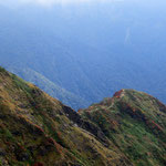 日本三大急登の一つ 西黒尾根登山道が見えます。