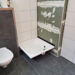 Die Dusche wird während des Unterrichts eingebaut.