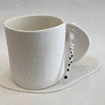 Ensemble tasse + soucoupe + touillette : 30 € : motif blanc empreintes1