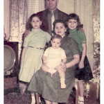 Il sogno americano: zia Carina, zio Mario, Linda, Rita e Pietro Pirollo (25 dicembre 1958)