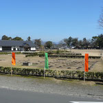 人吉城（熊本県人吉市麓町）城跡公園で西外曲輪の家老屋敷跡越しに歴史館を臨む