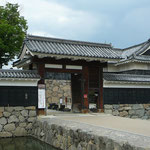 松本城（長野県松本市丸の内）復元黒門の二の門と櫓門