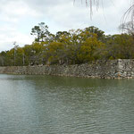 岡山城　本丸下の段の帯曲輪で手前から太鼓櫓跡、修覆櫓跡、油蔵櫓跡