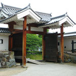 松本城（長野県松本市丸の内）復元太鼓門の高麗門で桝形を形成