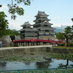 松本城（長野県松本市丸の内）左から小天守、渡櫓、大天守
