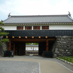 松本城（長野県松本市丸の内）復元二の丸太鼓門の櫓門