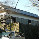 熊本城（熊本県熊本市中央区）櫨方門を監視する復元馬具櫓