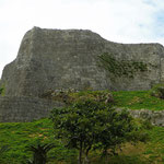 勝連城（沖縄県うるま市勝連南風原）三の曲輪南西隅の湾曲する城壁
