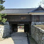 松山城（愛媛県松山市丸之内）本丸側から復元筒井門と西続櫓