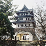 洲本城（兵庫県洲本市小路谷）三熊山に聳える模擬天守閣風建築、昭和3年築の日本最古の再築天守で展望台として建築