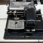 Mignon Stiftschreibmaschine von AEG   Das wahr wohl etwa so mühsam, wie SMS über Zahlentastatur.