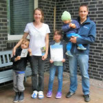 Familie vor ihrem schwalbenfreundlichen Haus nach Verleihung einer Urkunde und einer Plakette