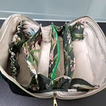 L'intérieur de la trousse avec divers compartiments