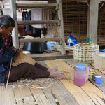 Un tisseur de boîtes en bambou ... pour le sticky rice -riz gluant