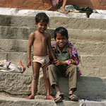 Varanasi - Inde : Les enfants sur les ghâts au bord du fleuve sacré ... le Ganges