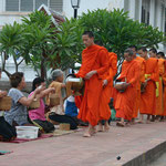 Luang Prabang - Laos : Tous les matins ... l'aumone des moines