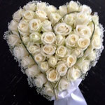 Herz mittel mit weißen Rosen ca. 100 Euro